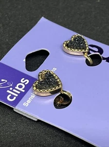 Claires Ohrclips. Gold mit schwarzem Herzzentrum. - Bild 1 von 3