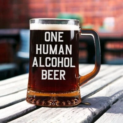 Vaso de cerveza What We Do in the Shadows - Un vaso de pinta de cerveza con alcohol humano Foto 1 de 2