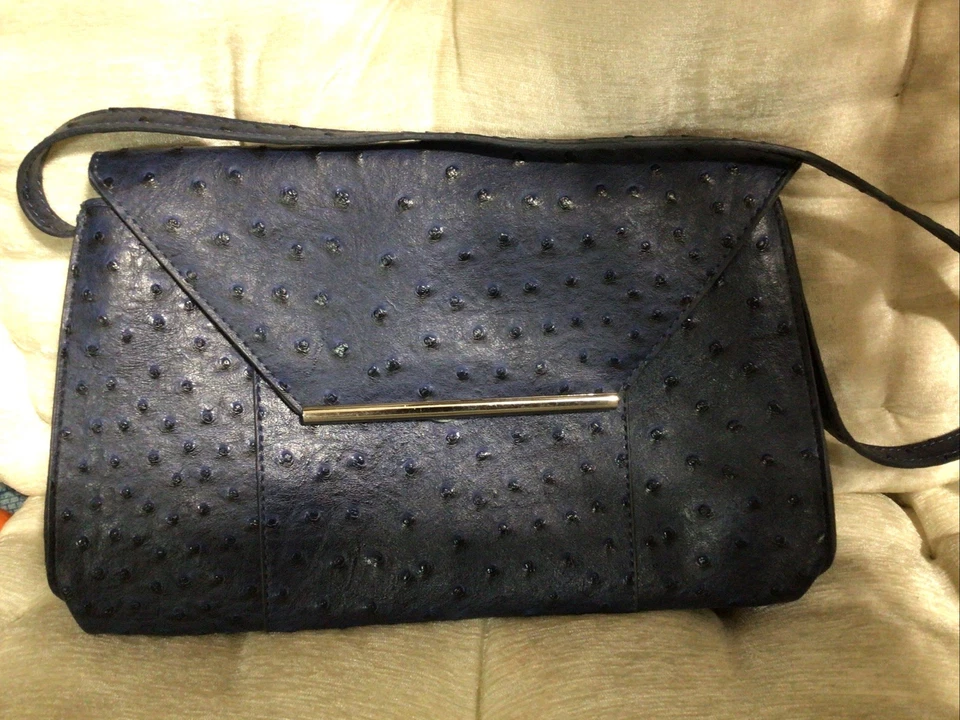 Bolsa tiracolo Merona envelope texturizado marinho com fecho de pressão - Imagem 1 de 3