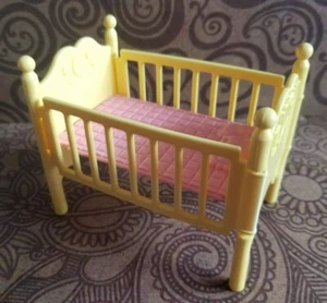 My Little Pony (G1) - Paradise Estate Yellow & Pink Crib - Picture 1 of 1