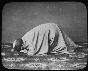 Photo MUSLIM MAN PRAYING ISTANBUL TURKEY C1890 ANTIQUE Magic Lantern Slide - Picture 1 of 5