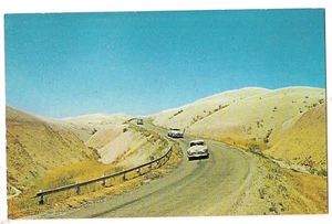 Postal SD vintage de Cars on HIGHWAY 16-A entrando en The Badlands Dakota del Sur - Imagen 1 de 2