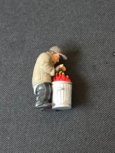 Homies Serie 9 Home Less Mülleimer Feuer Hobo Aufwärmfigur - Bild 1 von 2