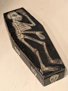 Ataúd de madera tallada con bisagras caja de almacenamiento esqueleto calaveras macabro decoración de Halloween - Imagen 1 de 16