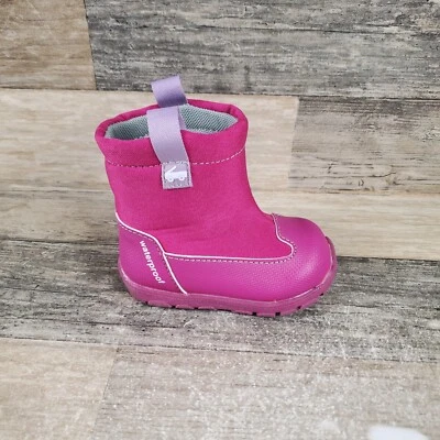 Bota See Kai Run Larkin Little Kids tamanho 4 rosa baga impermeável pull-on - Imagem 1 de 4
