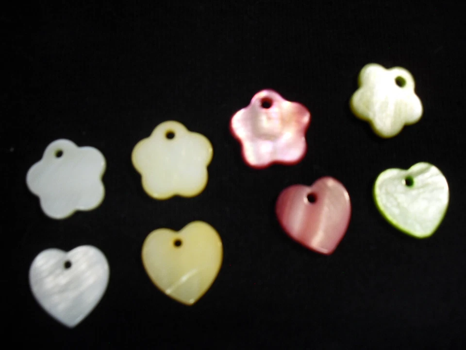 Knöpfe Anhänger Perlmutt weiss/orange/rot/grün Blüte/Herz 10 Stück Restposten!!! - Bild 1 von 1