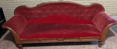 Sofá antiguo victoriano de terciopelo rojo desmayado de 1800 con botones corona de secuoya Foto 1 de 2