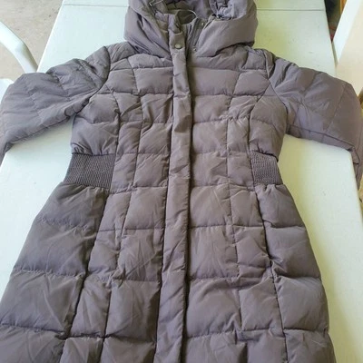 Chaqueta acolchada extra cálida con capucha y plumas gris carbono talla M Cole Haan Foto 1 de 4