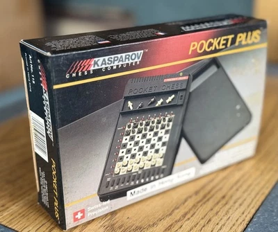 Saitek Kasparov Pocket Plus Entrenador Portátil Ajedrez Computadora Juego 1990 Probado IOB Foto 1 de 4