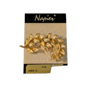 Napier Vintage Brooch Pin Textured Gold Tone Curved Leaf Branch Signed NOS - Picture 1 of 6