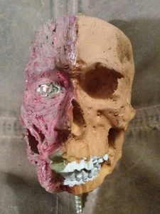 TOTENKOPF Totenkopf Skelett Two Face Beton mit Schraube - Bild 1 von 8