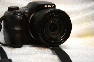 Sony Cyber-shot DSC-HX300 50 x optical zoom (24-1200mm) 20.4 MP Digital Camera - Picture 1 of 9