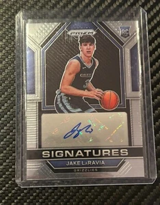 2022-23 Panini Prizm - Rookie Signatures #RSI-JLR Jake LaRavia (AU, RC) - Picture 1 of 2
