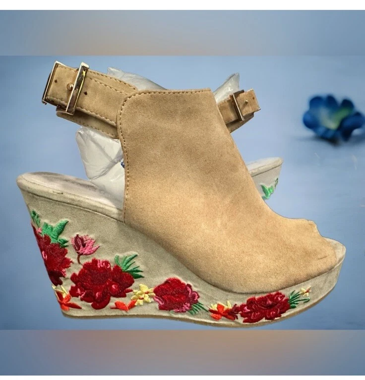 Usado en Excelente Condición Kenneth Cole New York Flor Bordada Tacones de Cuña, Talla 9.5M Foto 1 de 4