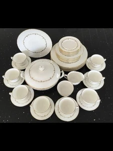 Royal Worcester Chantilly Gold Dinner And Tea Service - Picture 1 of 6