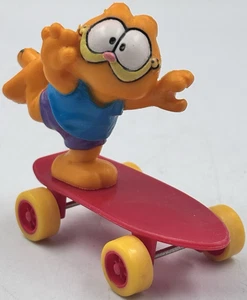 Figurina Garfield On Red Skateboard PVC 1978 1981 United Feature Syndicate Vintage - Foto 1 di 6
