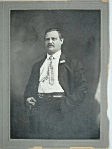 C360 ORIGINAL Schrank Foto 5x6" Schnurrbart Mann mit Zigarre kurze Krawatte  - Bild 1 von 2