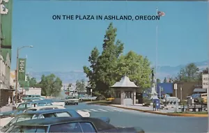On the Plaza Ashland, Oregon O c1960s cassetta postale Lithia Park cartolina 13183a - Foto 1 di 7