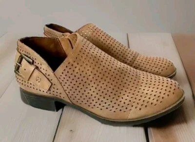 Botín al tobillo Sugar Tales de cuero perforado tostado para mujer 8 hebillas correa tacón bloque Foto 1 de 4