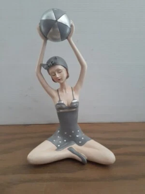 Estatuilla traje de baño retro belleza playa niña con bola salvia gris lunares Foto 1 de 4