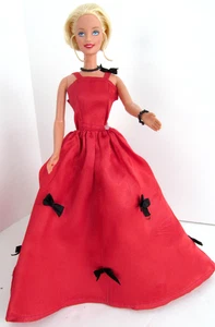 Barbie Puppe kurz blond Bob Cut mit rotem Kleid Kleid Schuhe Halskette 1990er Vintage W - Bild 1 von 10