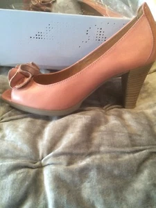 Hispanitas Coral Leather Court shoe Size 4/37 *Brand New* In Box - Picture 1 of 3