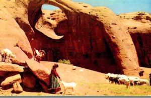 Postal Vintage - Pastora Navajo observando su rebaño - Imagen 1 de 2