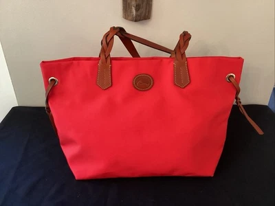 Auténtico Bolso de Mano Dooney & Bourke Grande de Lona Roja con Borde de Cuero Marrón Foto 1 de 4