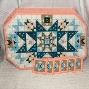 6 tovagliette vintage Needlepoint con 6 sottobicchieri in stile trapunta Granny Core NUOVE - Foto 1 di 10