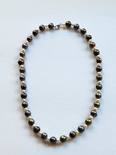 VETEMENTS Iridecent Blue Green & White Faux Pearl Bead Necklace 17in Beauty Retro Peacock