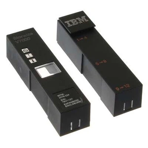 IBM Enclosure Caps (Ears) Storwize V7000 2076-x12 - 85Y5902 85Y5903 - Bild 1 von 1