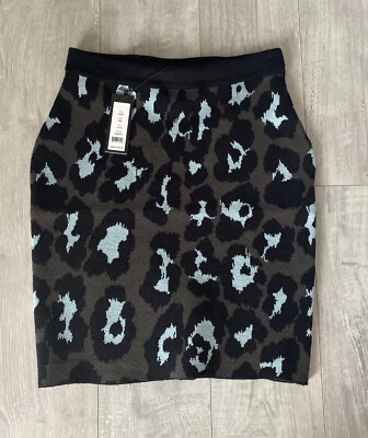 Falda lápiz Romeo + Juliet Couture para mujer talla pequeña estampado de leopardo oliva precio de venta sugerido por el fabricante 108 USD Foto 1 de 3