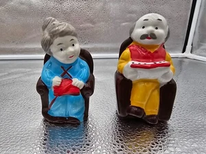 Old Couple Salt & Pepper Set by IAC Vintage Woman Knitting man reading - Imagen 1 de 4