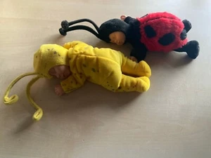 ANNE GEDDES Marienkäfer + Schmetterling Baby Puppe schlafend Kuscheltier gelb - Bild 1 von 7