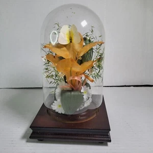 Vintage Schmetterling mit Seidenblumen unter Glaskuppel Cloche ~ Seidenblumen Holzsockel - Bild 1 von 6