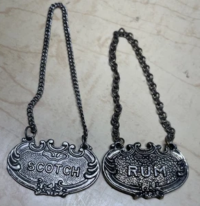 "2 etiquetas de jarra de botella de licor de metal color bronce plateado ron y escocés de colección 1,75""" - Imagen 1 de 7