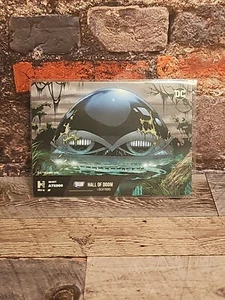 Scheda fisica 2023 DC Justice League Hall Of Doom / Locations - Foto 1 di 2