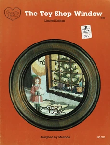 "SPIELZEUG SCHAUFENSTER" Mädchen Weihnachten viktorianisches Kreuzstichmuster Diagramm Broschüre - Bild 1 von 1