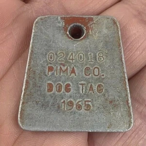 Etiqueta de perro vintage metálica 1965 condado de Pima Arizona Tucson identificación de mascota 024018 - Imagen 1 de 5
