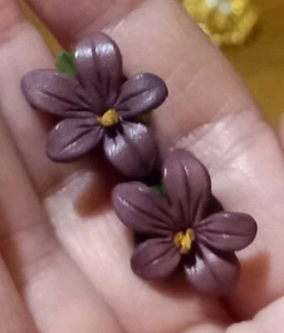 FLORAL Earrings LEATHER Flower SCREW ON Violets PURPLE Pretty Gorgeous VINTAGE - Picture 1 of 4