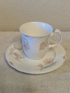 Piccola tazza da tè e piattino vintage 1986 Royal Albert Bone China Horizons Fantasia - Foto 1 di 10