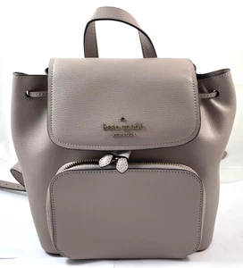 Mochila de transporte Kate Spade Kristi mediana con solapa de cuero granulado gris precio de venta sugerido por el fabricante 379 USD - Imagen 1 de 8