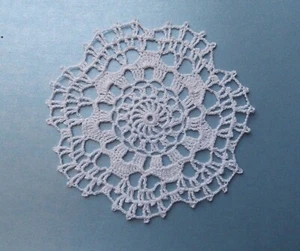 Häkeldeckchen, Spitzendeckchen, Handarbeit, gehäkelt, neu, Baumwolle, 14 cm, DIY - Bild 1 von 1