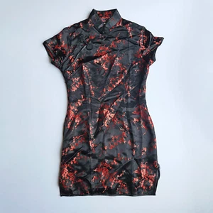 Kurzarm chinesisches Cheongsam Qipao Kleid schwarz mit dunkelrotem Bambus und Pflaume - Bild 1 von 6