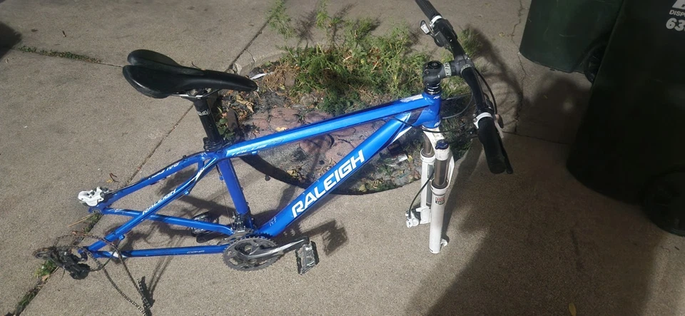 Cuadro de bicicleta de montaña Raleigh M-4000 de aluminio de gran tamaño 7005 EE. UU. con Rock Shox Foto 1 de 1