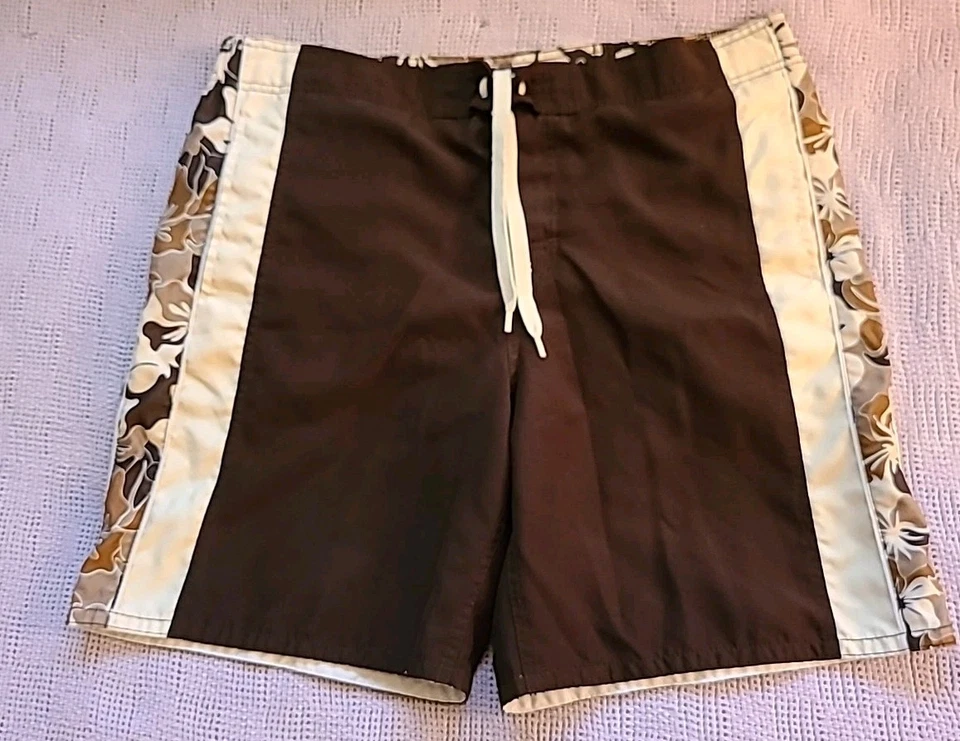 SHORTS TABULEIRO BREAKWATER MASCULINO MARROM MÉDIO PADRÃO FLORAL HAVAIANO com CORDÃO - Imagem 1 de 4