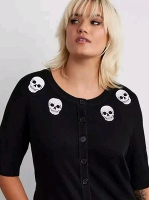 Retro Chic by Torrid Plus 4 短开衫毛衣 - 骷髅刺绣黑色 — 第 1/4 张图片