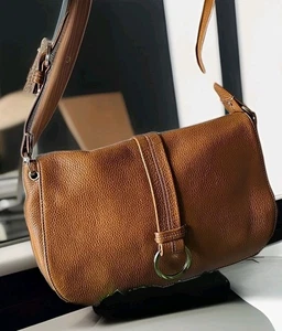 Bolso de Hombro Cole Haan Cuero Marrón Grano Guijarro con Bolsillo Trasero Deslizable - Imagen 1 de 11