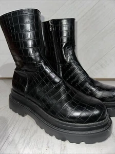 Chunky Platform Black Crocodile Style Boots Side Zipper Women Size 7 90’s Style - Picture 1 of 7
