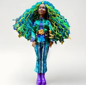 Disney Descendants 4: The Rise of Red - Uliana - Fashion Doll Green Yellow Hair - Picture 1 of 12
